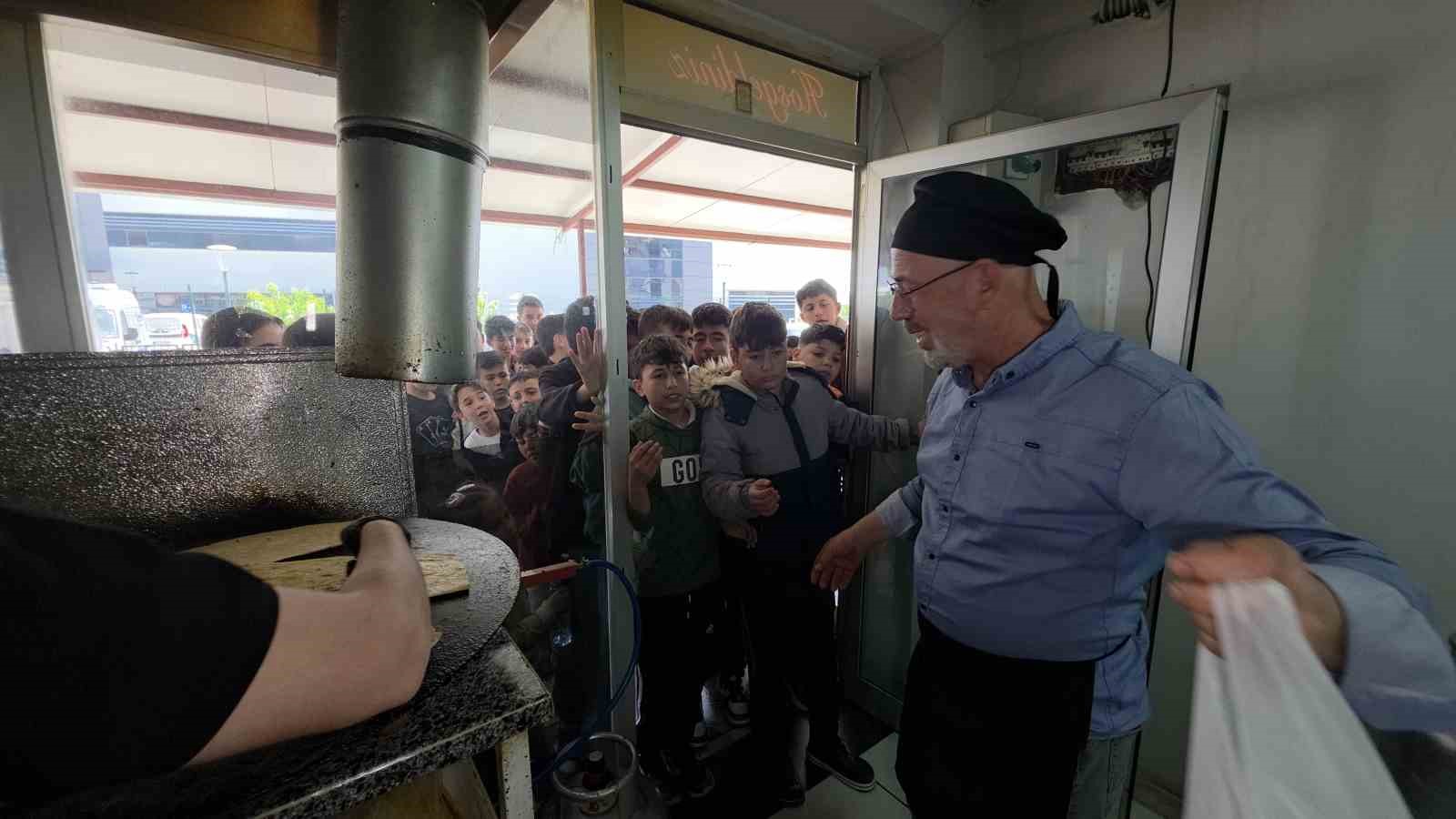 Çocuklara moral vermek isteyen esnaf, depremzede öğrencilere ücretsiz döner dağıttı
