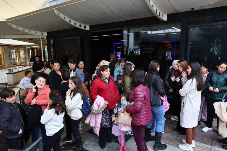 Çocuklara sürpriz sinema gösterimi
