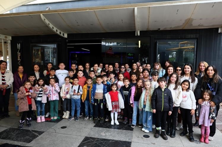 Çocuklara sürpriz sinema gösterimi
