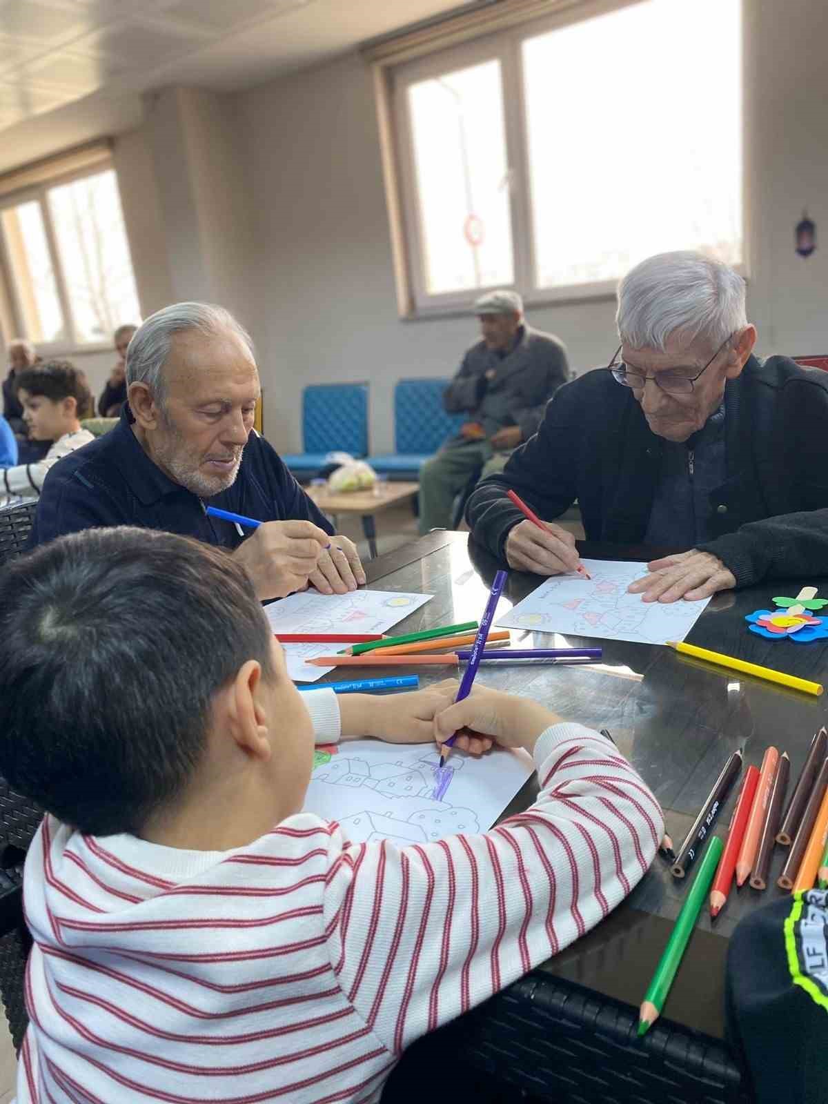 Çocuklardan büyüklerine huzurevinde ziyaret
