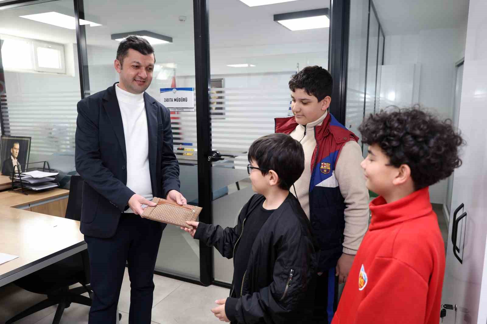 Çocuklardan örnek davranış: Buldukları cüzdanı sahibine ulaştırdılar
