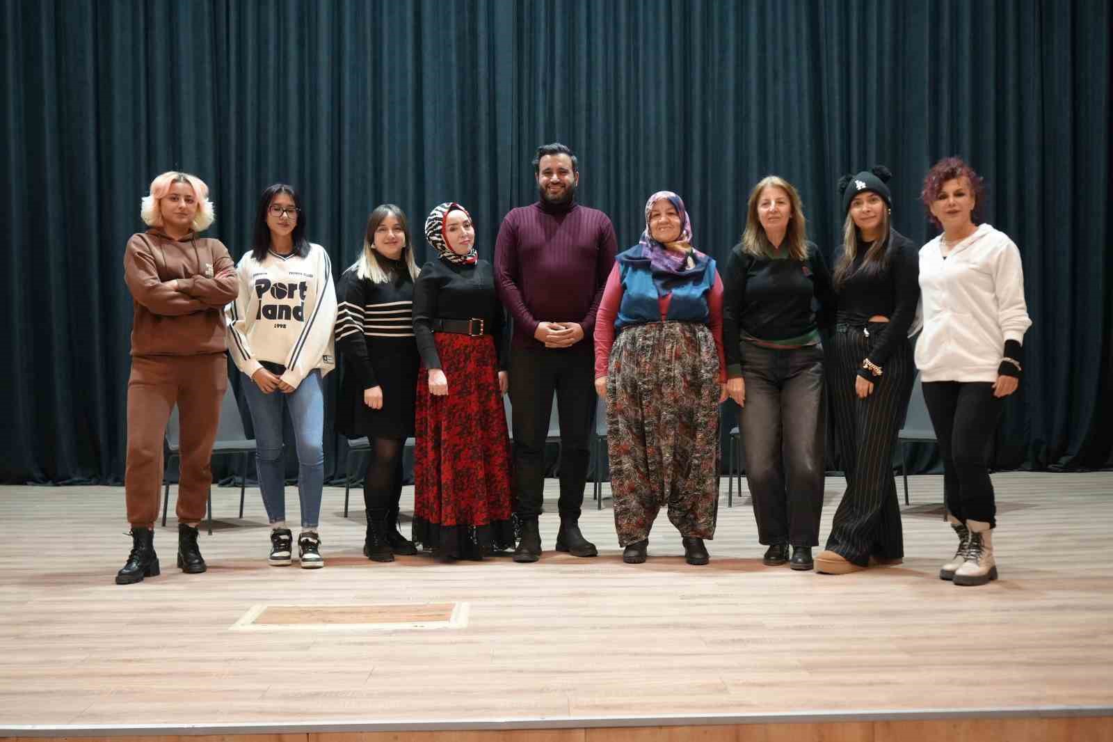 Çocukları sosyalleşsin diye geldi, sahnenin yıldızı oldu
