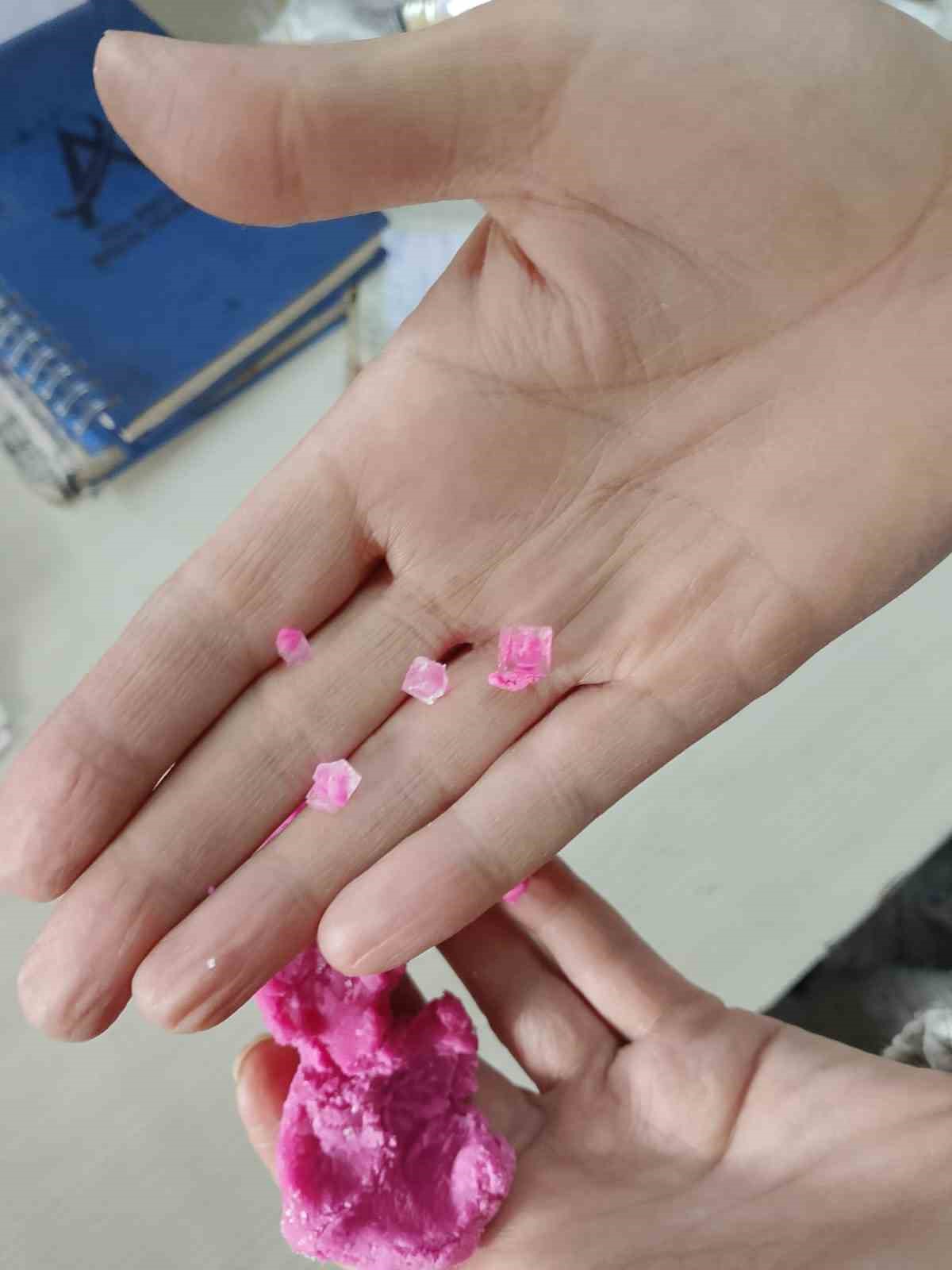 Çocukların hevesle oynadığı oyun hamurundan cam parçacıkları çıktı
