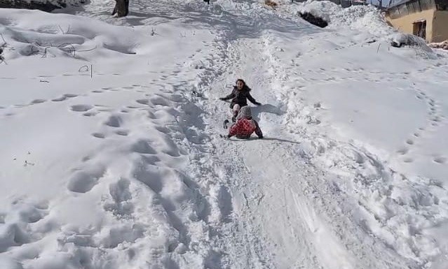 Çocukların karın keyfini tepsi ve bidonlarla çıkardı
