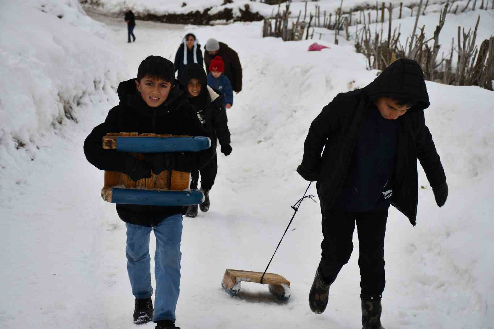 Çocukların kızaklarla kar keyfi
