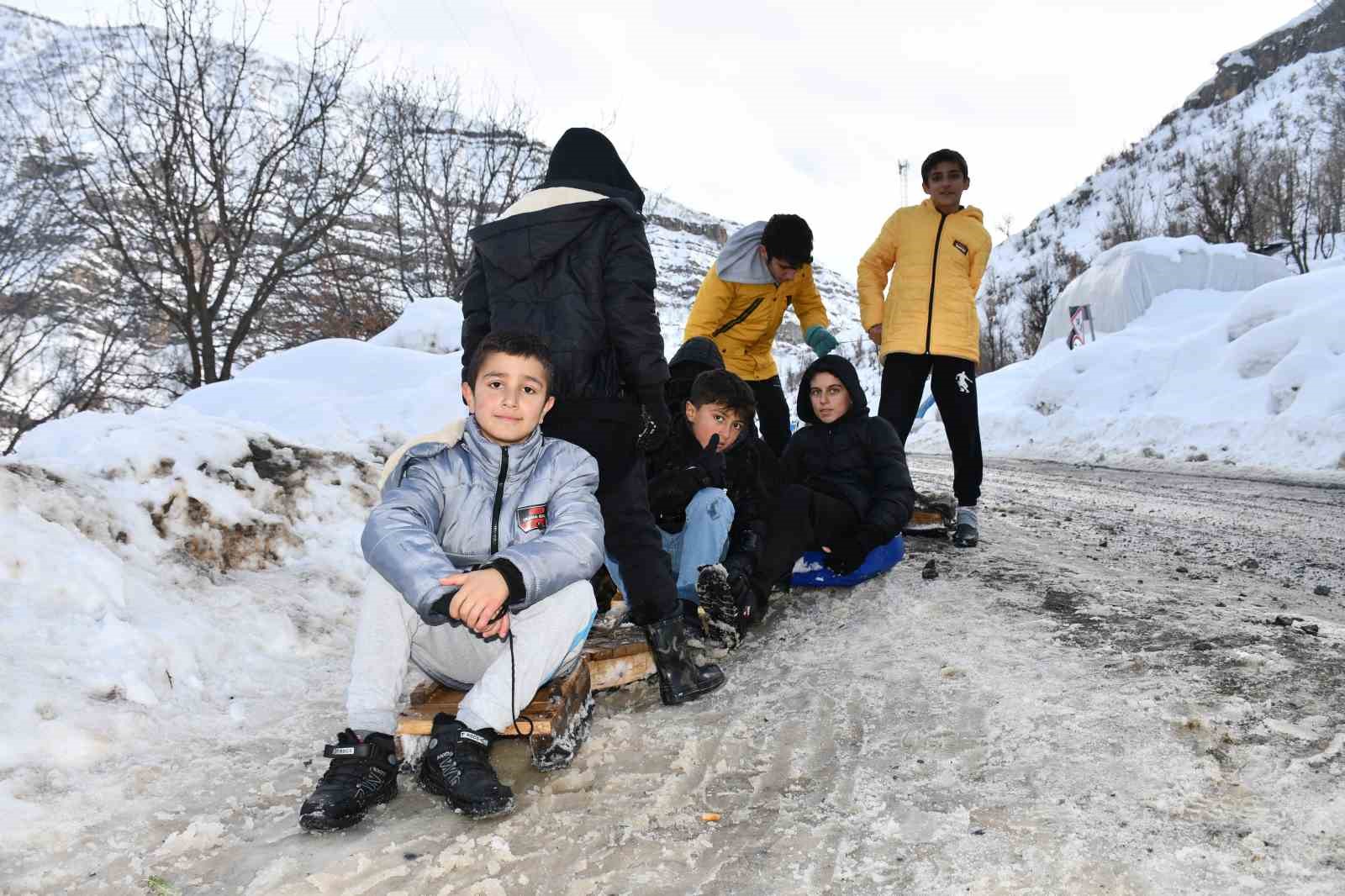 Çocukların kızaklarla kar keyfi
