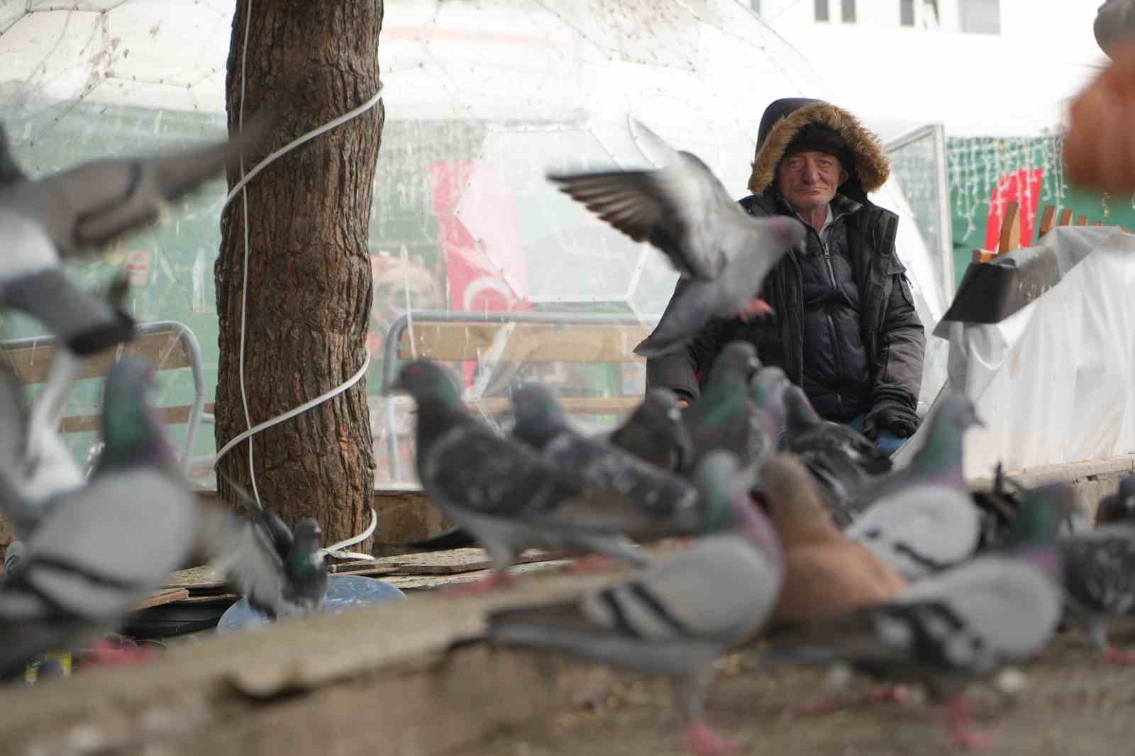 "Çocukların Kuşçu Dedesi" kuşlar için meydanı terk etmiyor
"Çocukların Kuşçu Dedesi" kuşlar için meydanı terk etmiyor