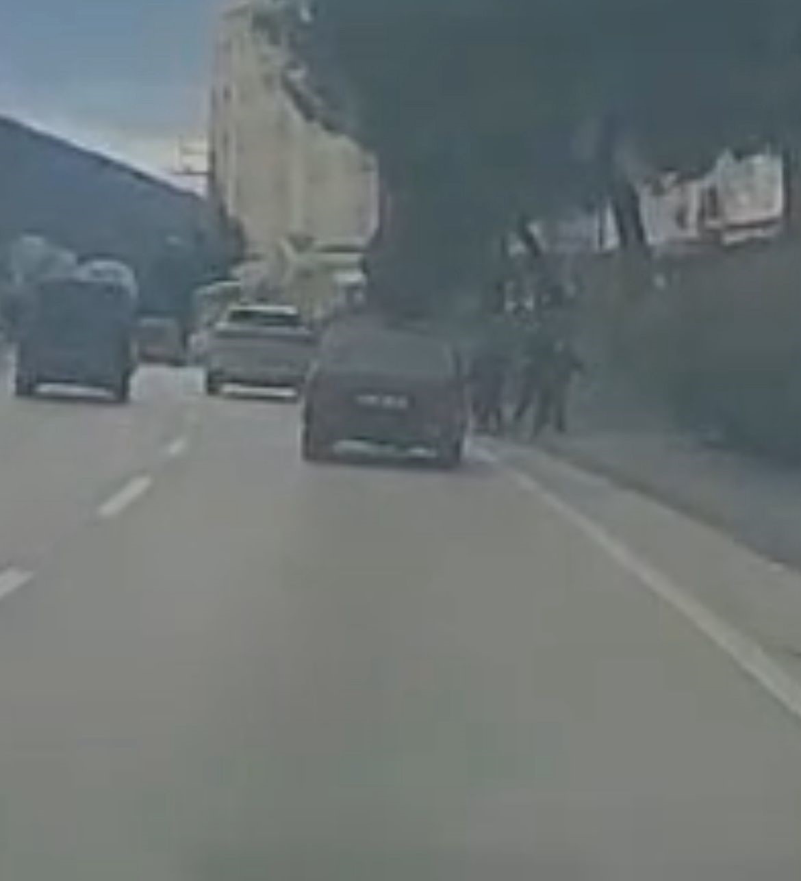 Çocukların üzerine araç sürdü, hiçbir şey olmamış gibi devam etti.. O anlar kamerada
