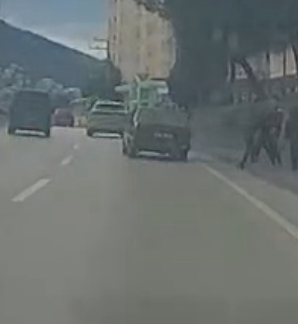 Çocukların üzerine araç sürdü, hiçbir şey olmamış gibi devam etti.. O anlar kamerada
