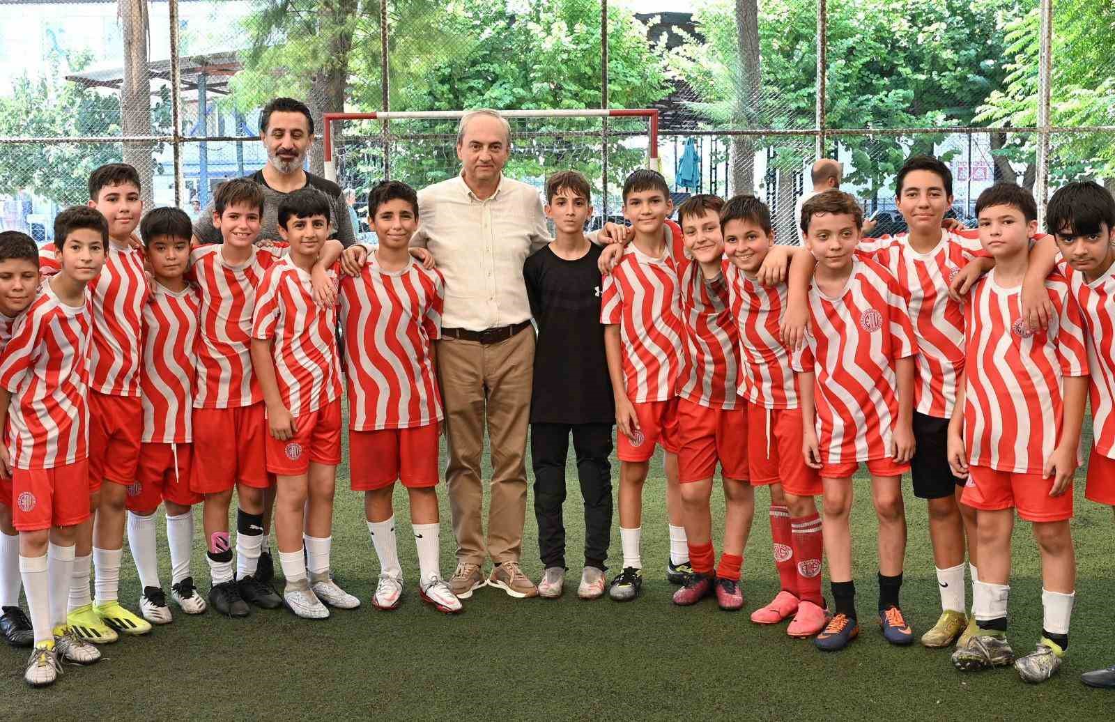 Çocukların videolu halı saha çağrısına Başkan Kocagöz’den yeşil ışık
Çocukların videolu halı saha çağrısına Başkan Kocagöz’den yeşil ışık