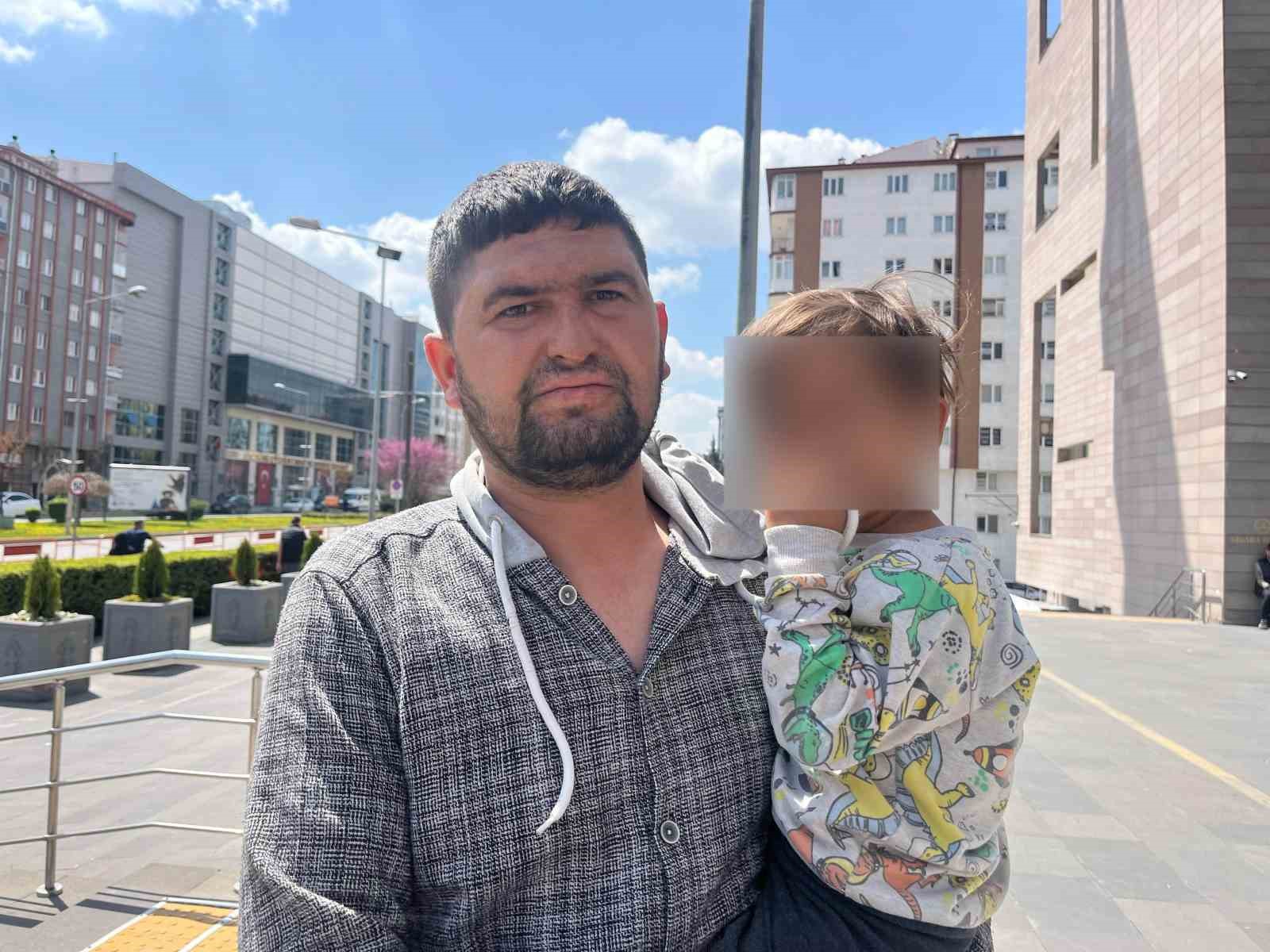 Çocuklarının birinin elinde sigara, diğerinde alkol şişesi olan anne beraat etti
Çocuklarının birinin elinde sigara, diğerinde alkol şişesi olan anne beraat etti