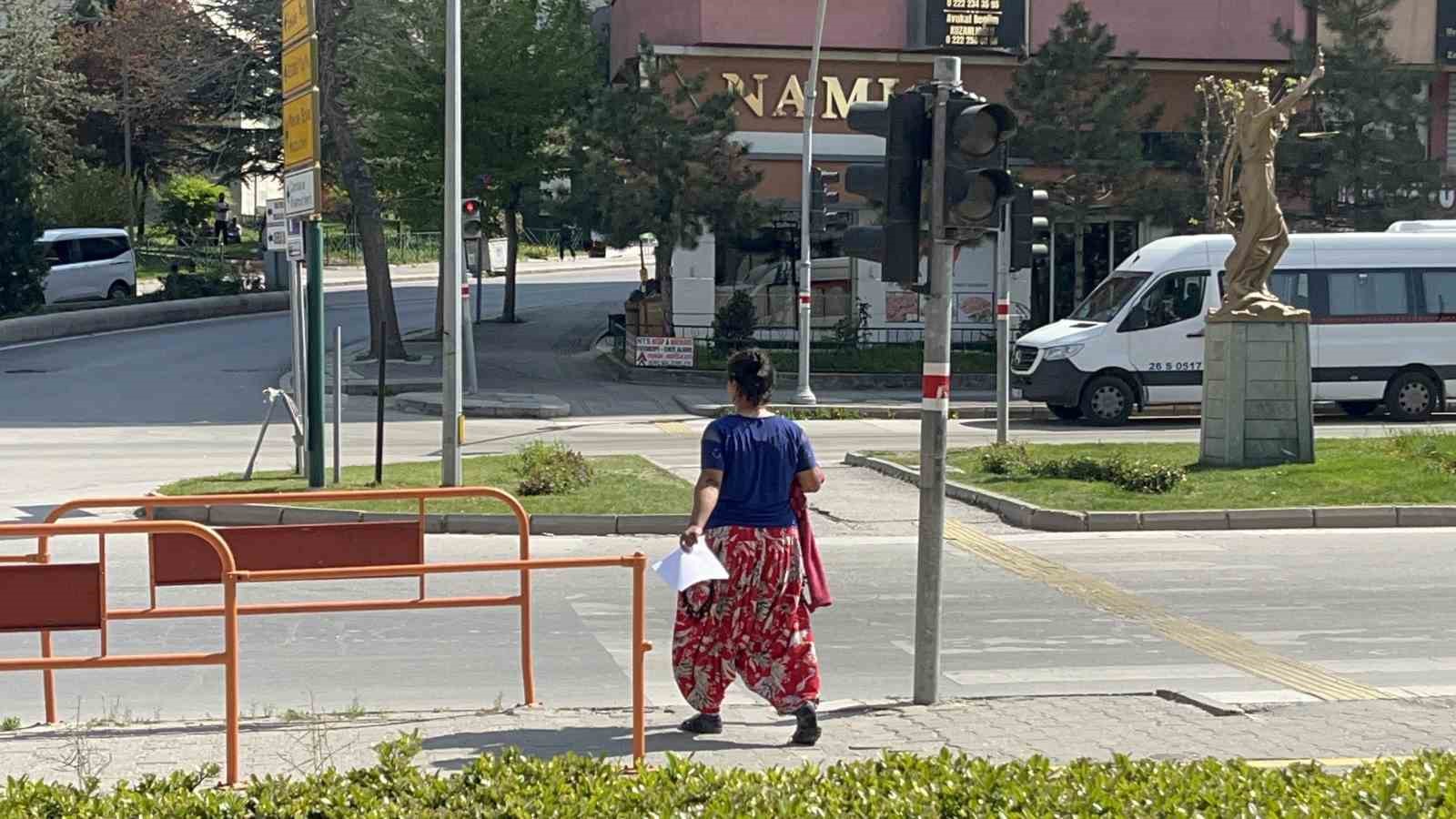 Çocuklarının birinin elinde sigara, diğerinde alkol şişesi olan anne beraat etti
Çocuklarının birinin elinde sigara, diğerinde alkol şişesi olan anne beraat etti