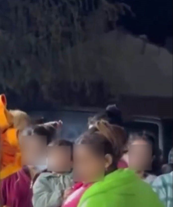 Çocuklarının birinin elinde sigara, diğerinde alkol şişesi olan anne beraat etti
Çocuklarının birinin elinde sigara, diğerinde alkol şişesi olan anne beraat etti
