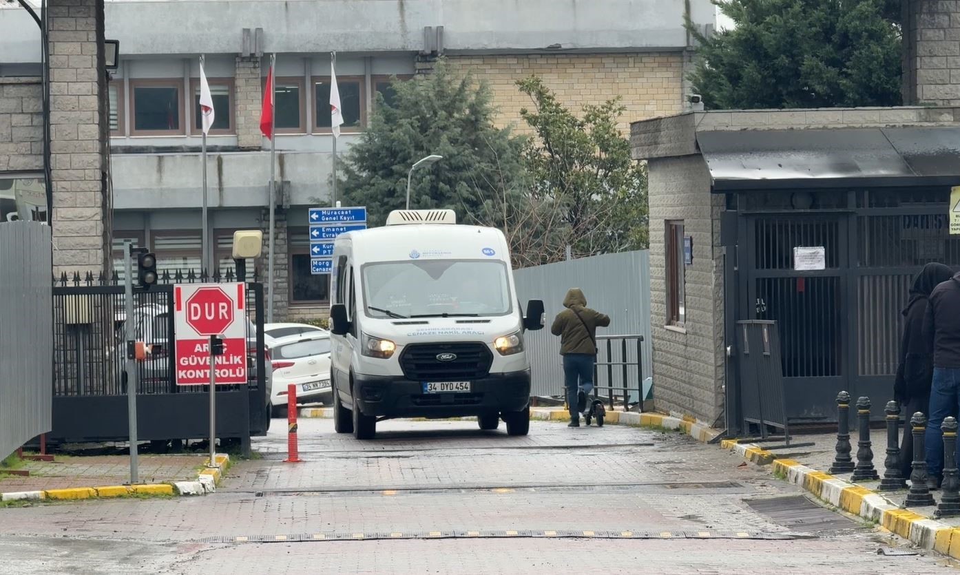 Çocuklarının gözü önünde öldürülen kadının cenazesi adli tıptan alındı
