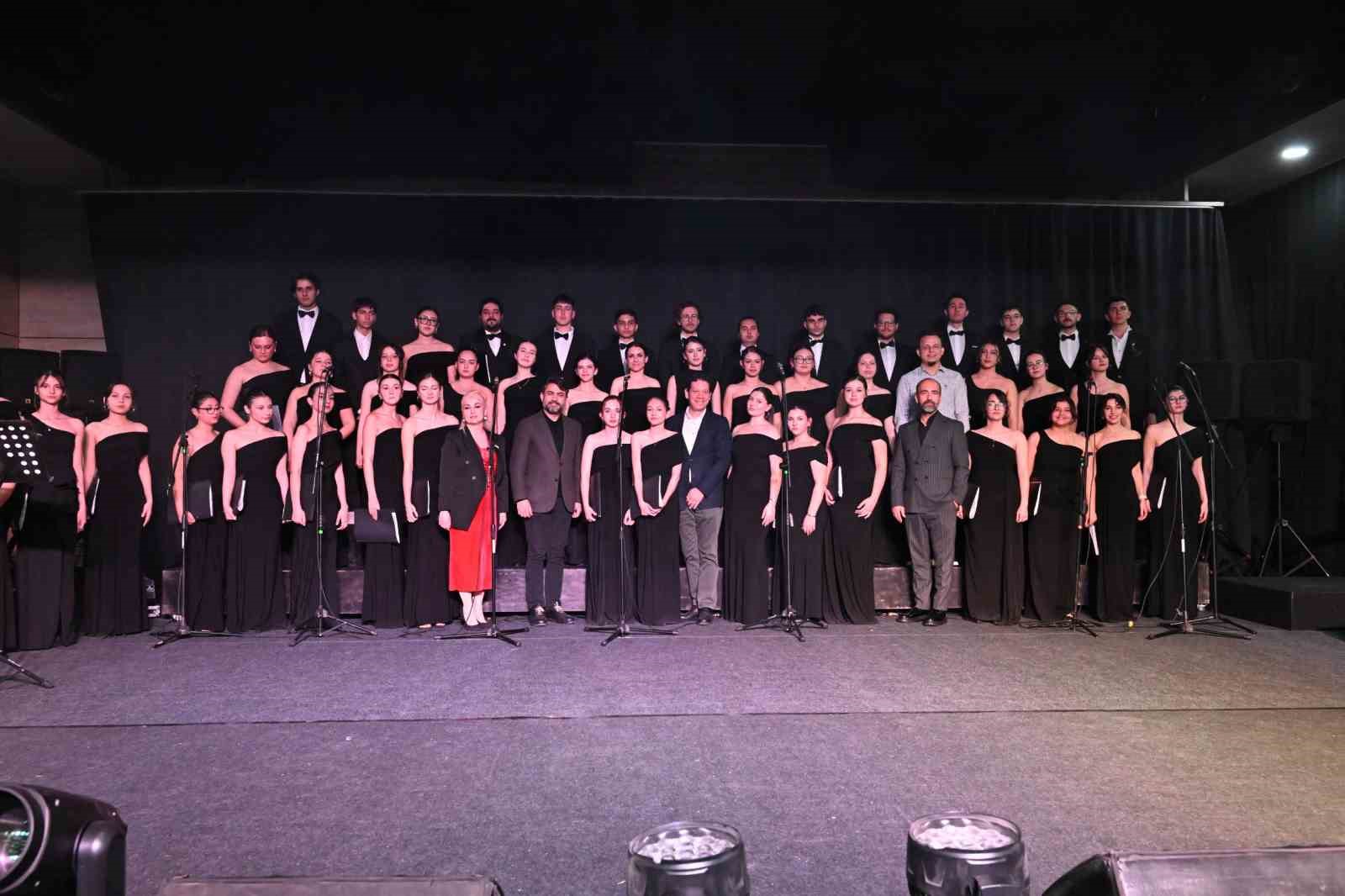 Çok sesli gençlik ve çocuk korosu sanatseverlerle buluştu
