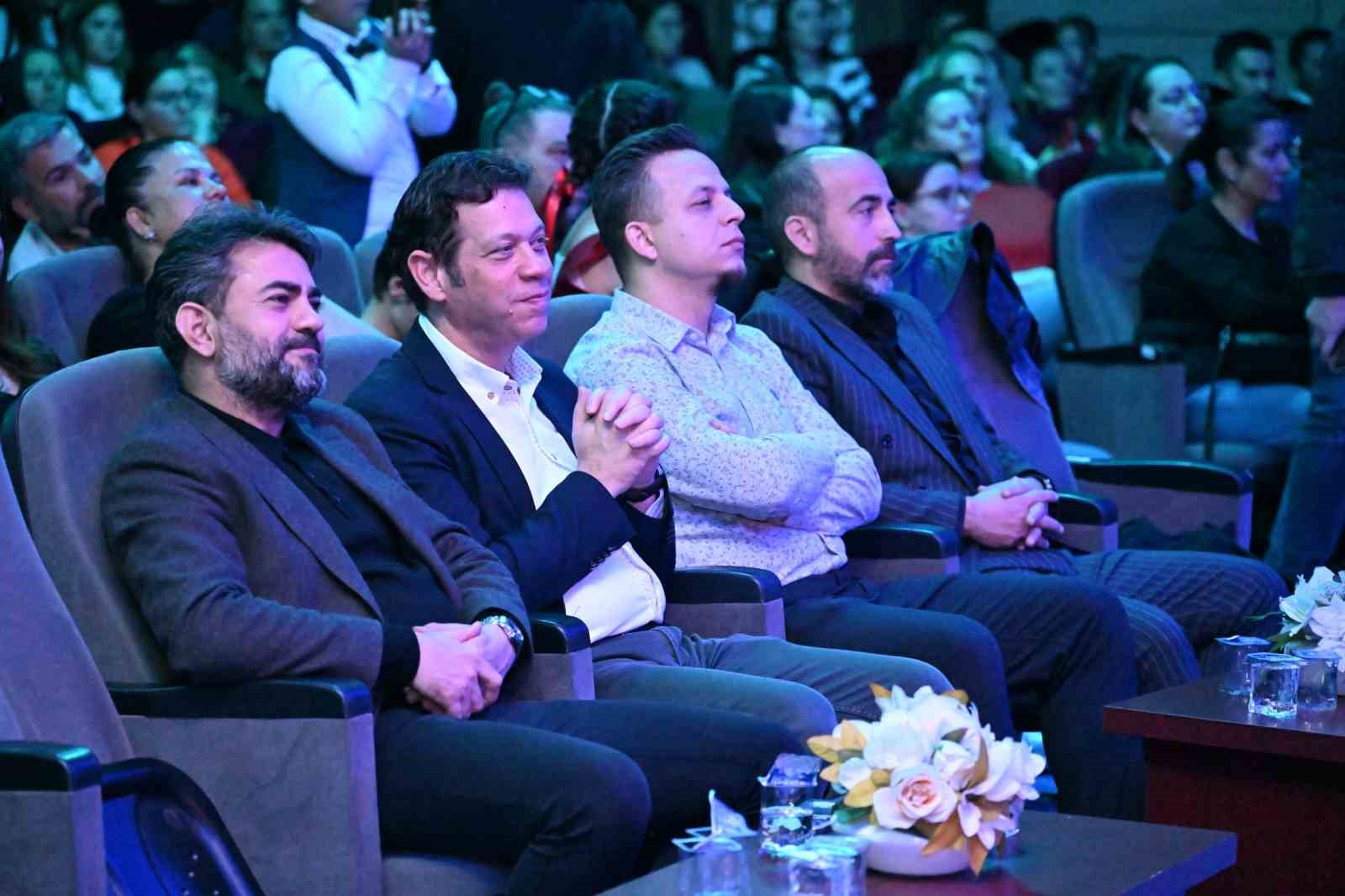 Çok sesli gençlik ve çocuk korosu sanatseverlerle buluştu
