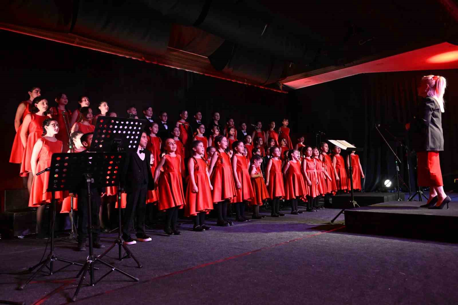 Çok sesli gençlik ve çocuk korosu sanatseverlerle buluştu
