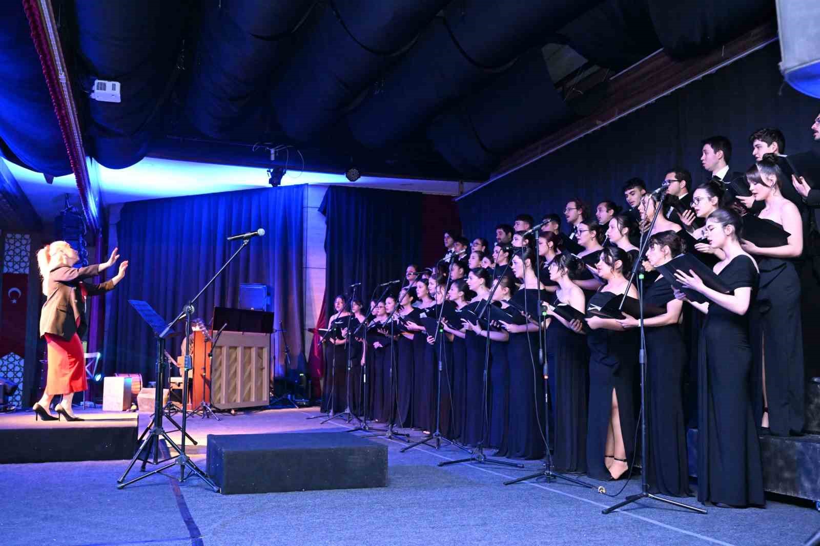 Çok sesli gençlik ve çocuk korosu sanatseverlerle buluştu
