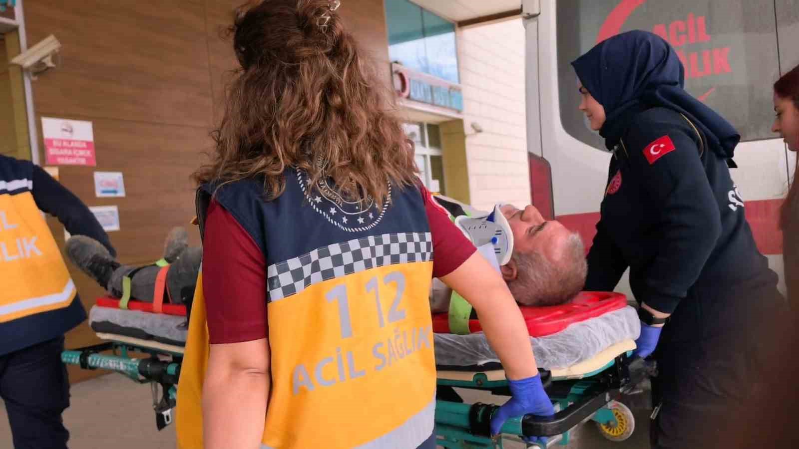 Çöken çatıdan düşen usta yaralandı
