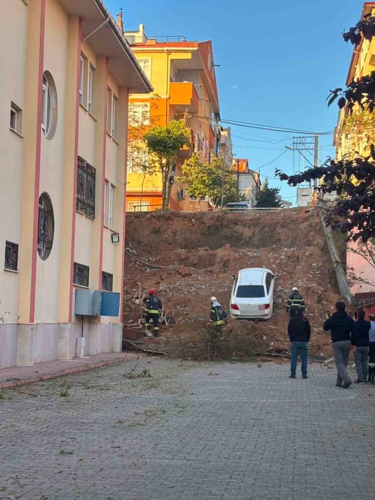 Çöken duvarla birlikte otomobil okul bahçesine düştü

