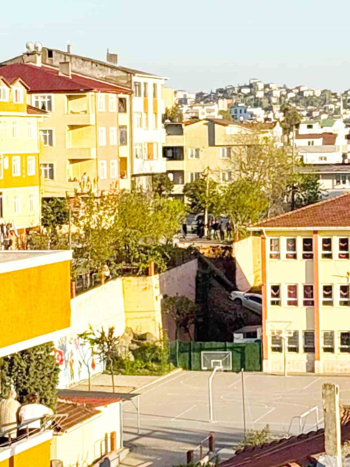 Çöken duvarla birlikte otomobil okul bahçesine düştü
