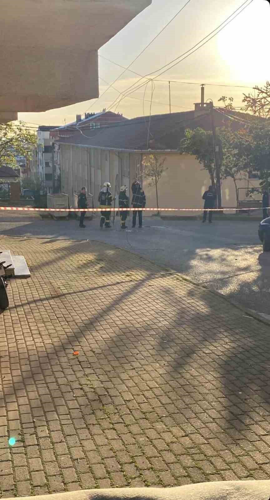 Çöken duvarla birlikte otomobil okul bahçesine düştü
