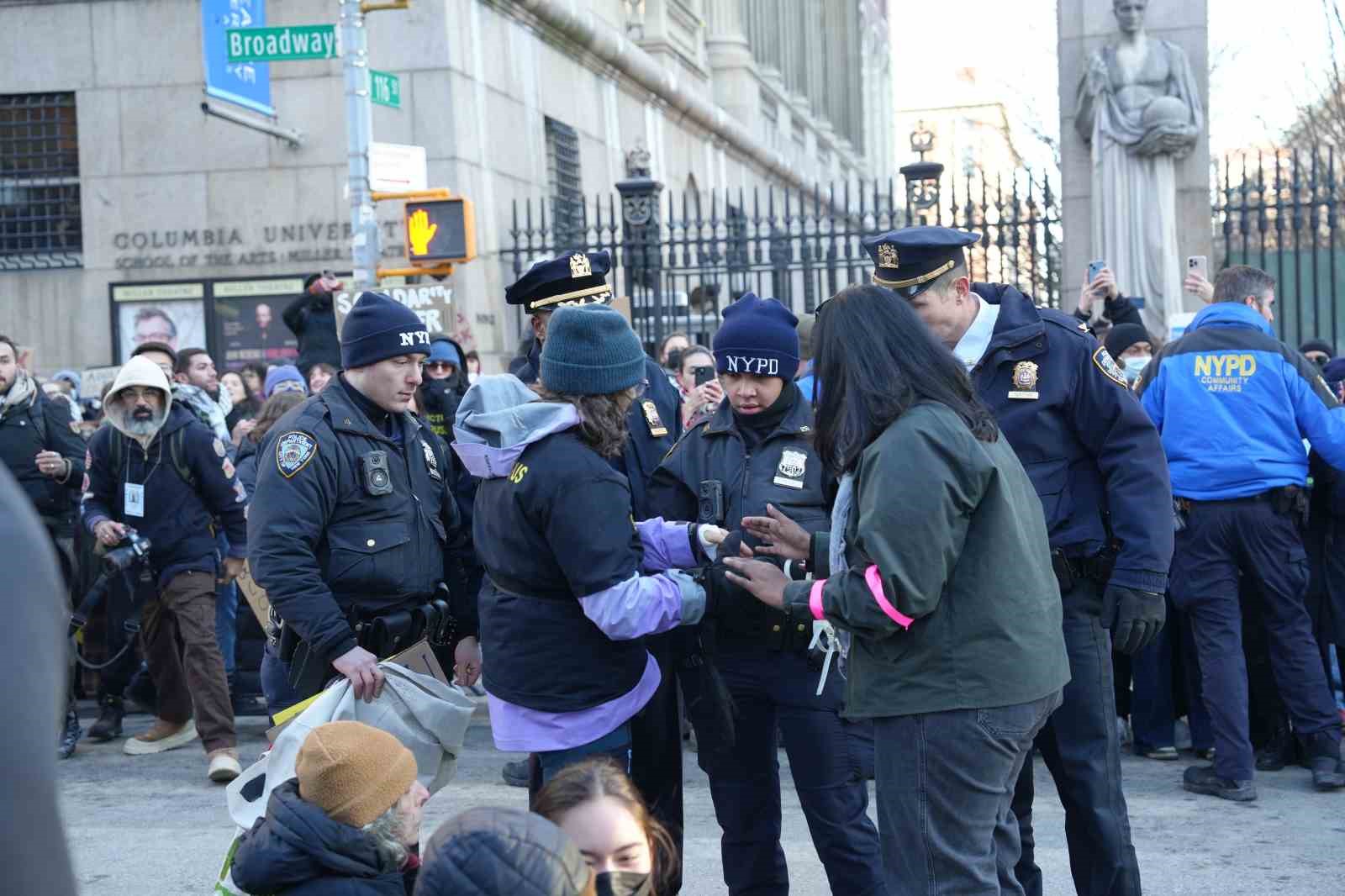 Columbia Üniversitesi önünde ICE protestosu: 10 öğrenci gözaltına alındı
