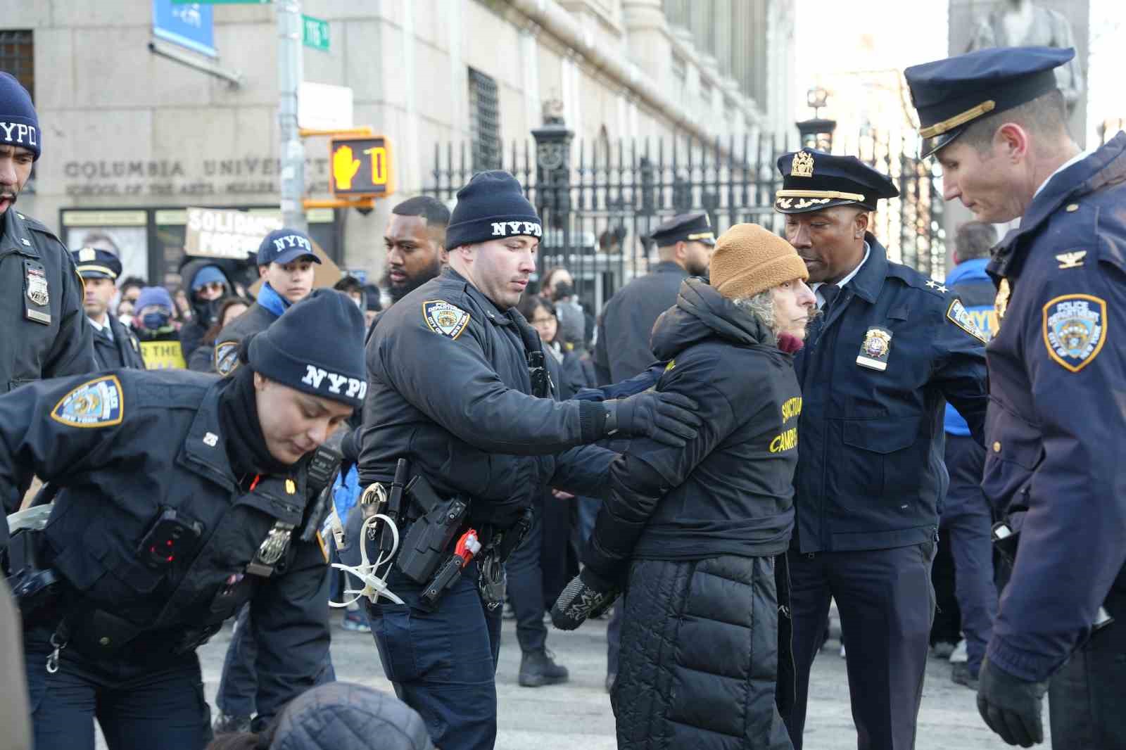 Columbia Üniversitesi önünde ICE protestosu: 10 öğrenci gözaltına alındı
