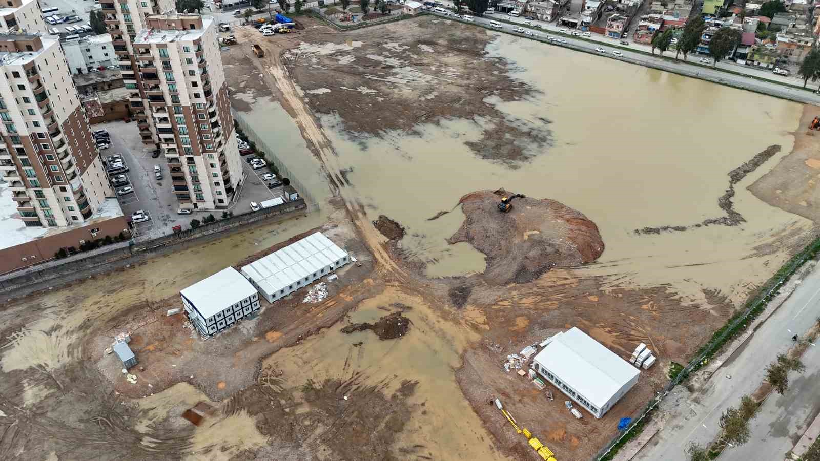 Coniler, Conolara komşu oluyor
