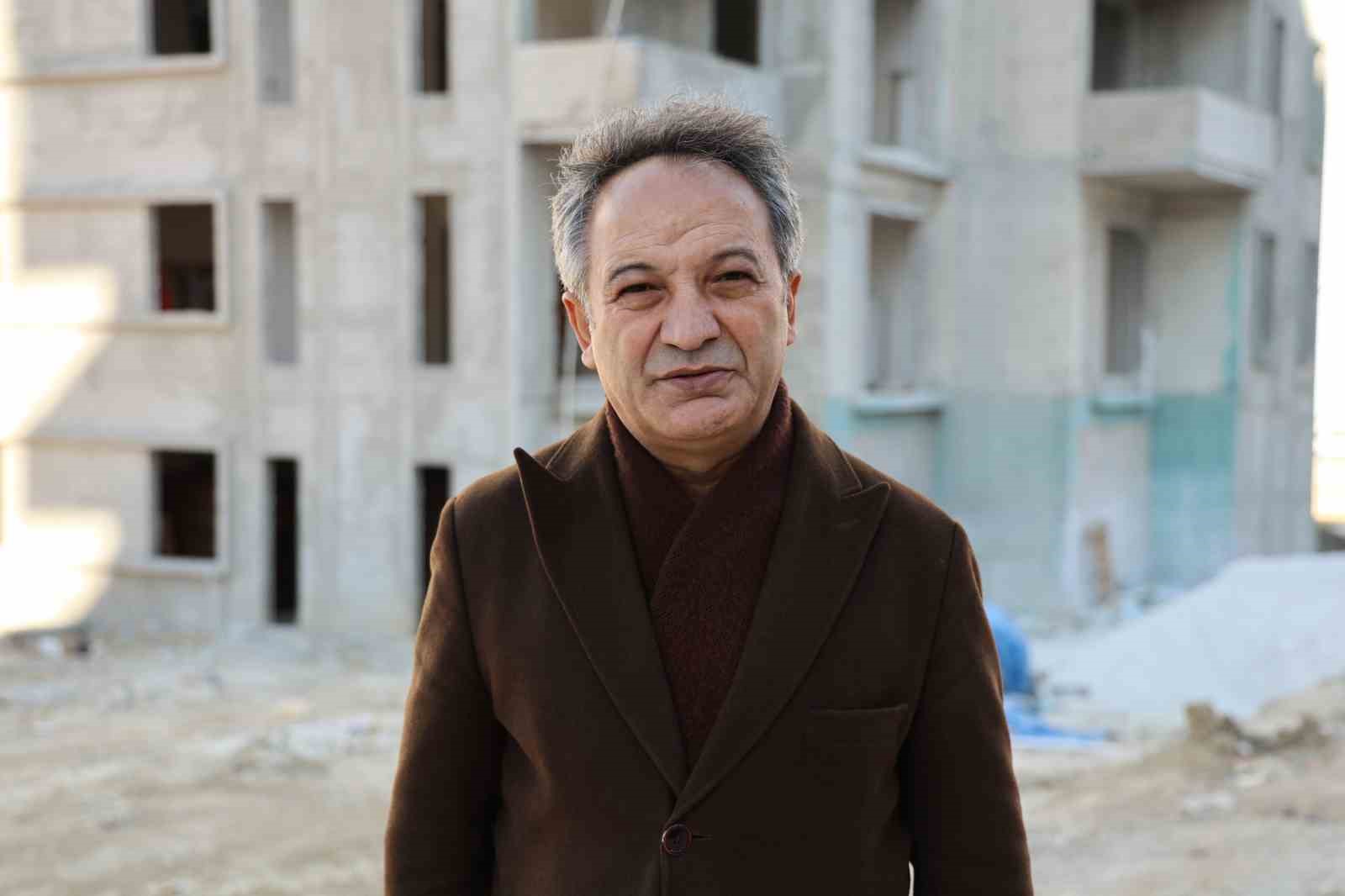 Coniler, Conolara komşu oluyor
