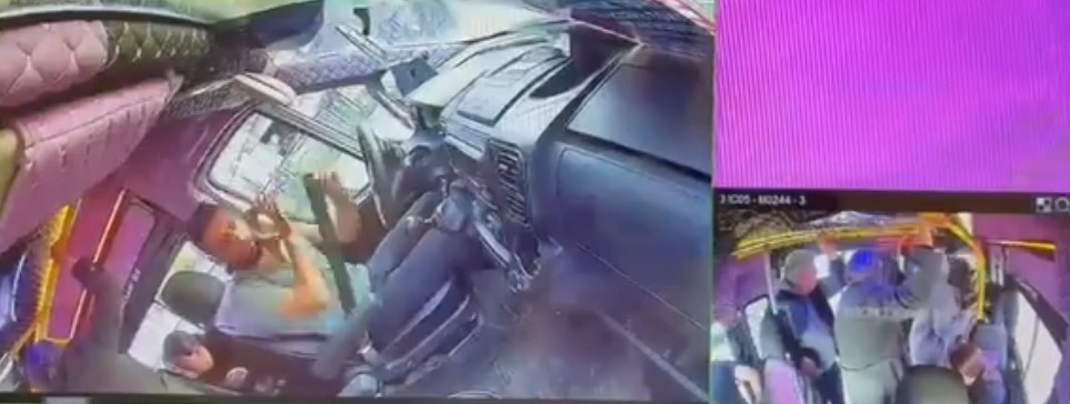 Cono’ların olduğu bölgede dolmuşa ve sürücülere saldırı
Cono’ların olduğu bölgede dolmuşa ve sürücülere saldırı