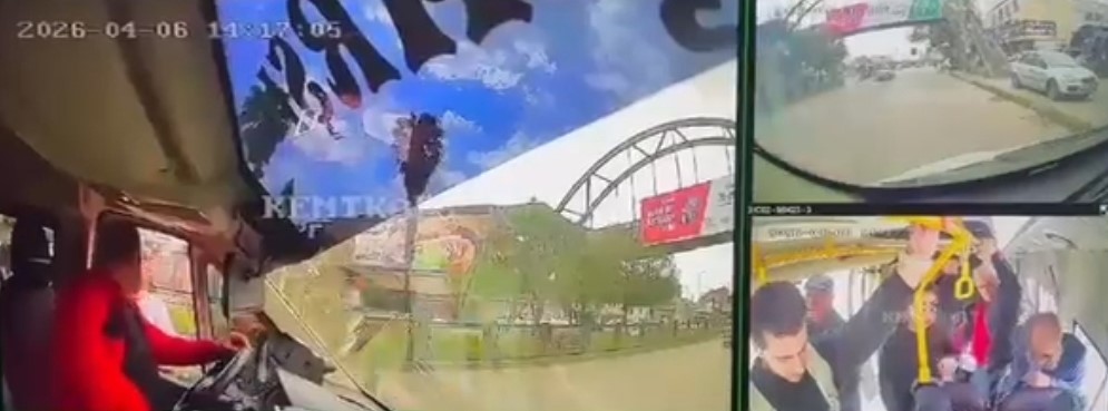 Cono’ların olduğu bölgede dolmuşa ve sürücülere saldırı
Cono’ların olduğu bölgede dolmuşa ve sürücülere saldırı