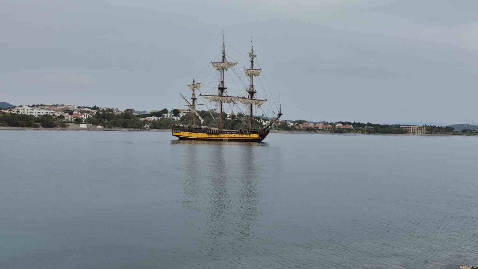 Cook Adaları bayraklı yelkenli Datça’ya demirledi
