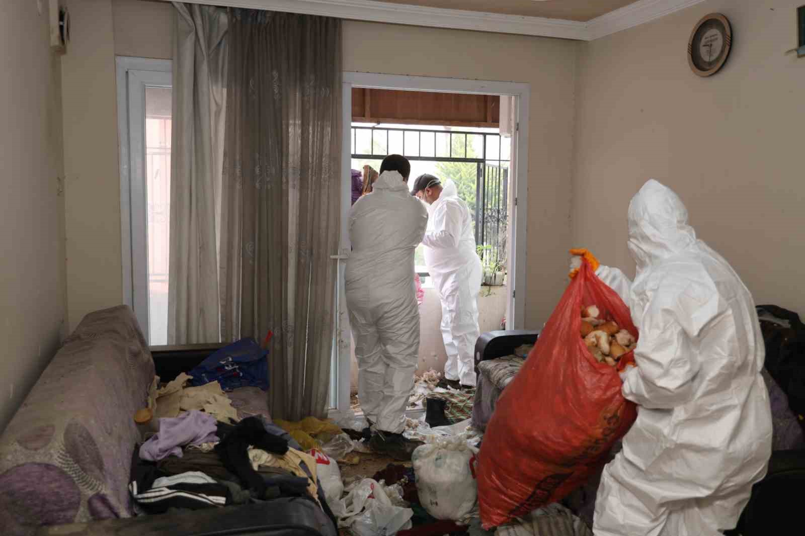 Çöp evden 115 bin lira ve ruhsatsız silah çıktı
