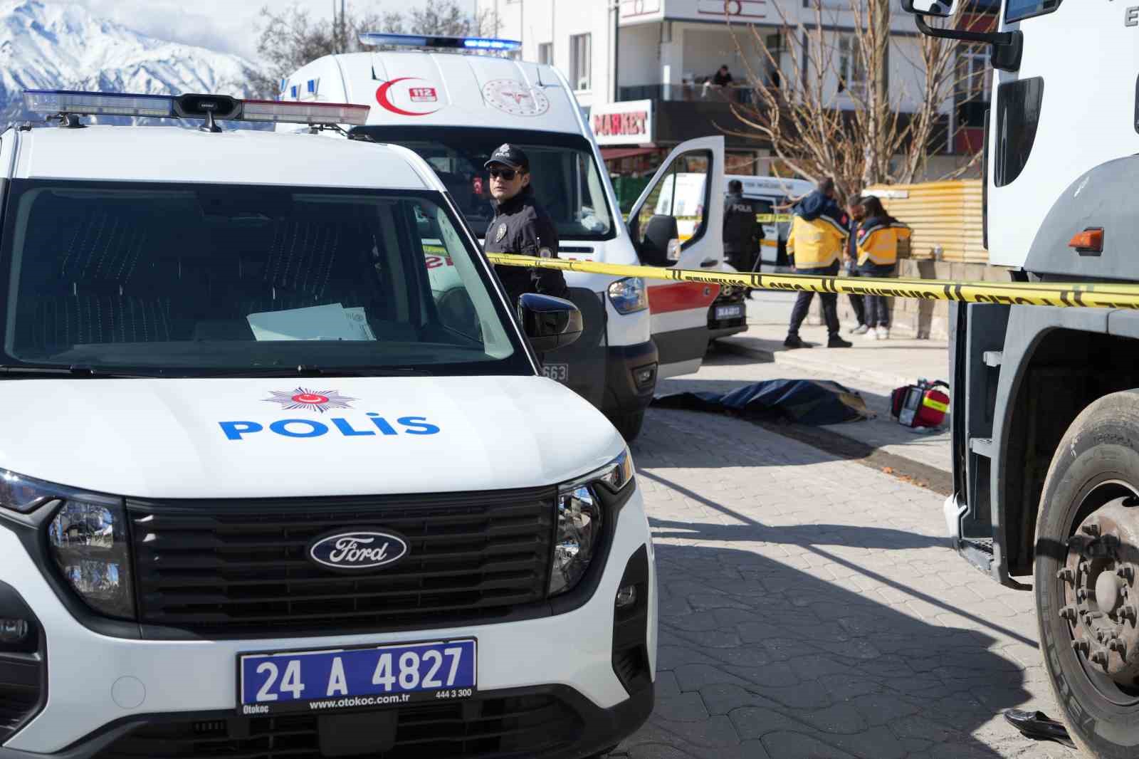 Çöp kamyonunun çarptığı yaşlı kadın hayatını kaybetti
