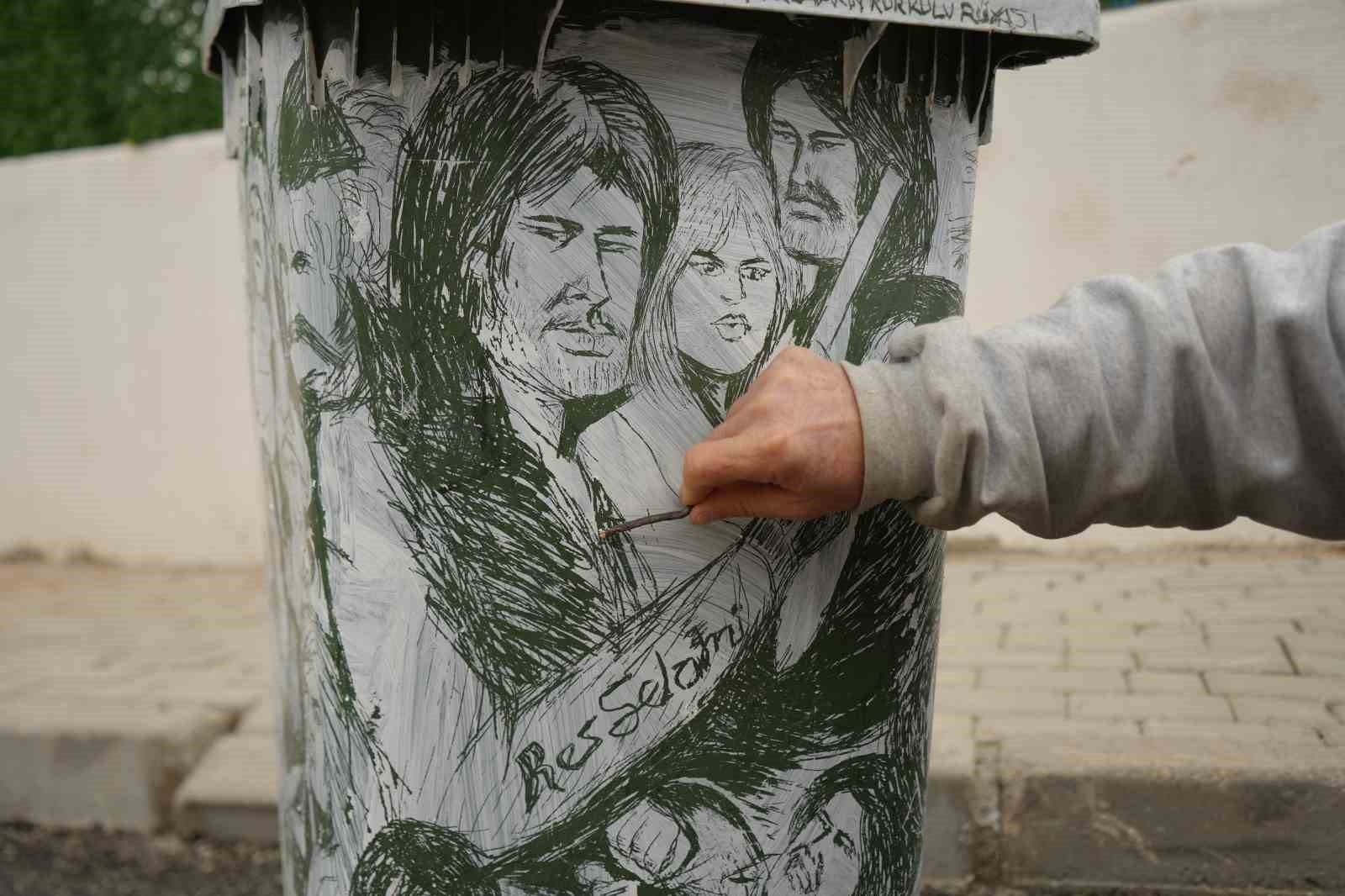 Çöpçüler Kralı’nda Kemal Sunal için mikrofon olan süpürge, onun elinde kaleme dönüştü
