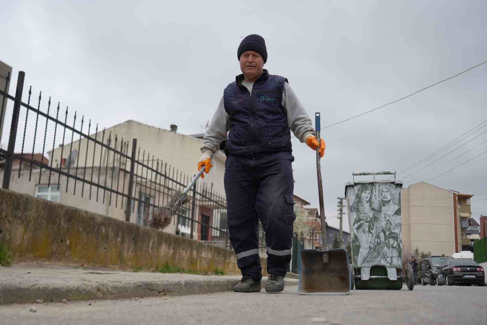 Çöpçüler Kralı’nda Kemal Sunal için mikrofon olan süpürge, onun elinde kaleme dönüştü
