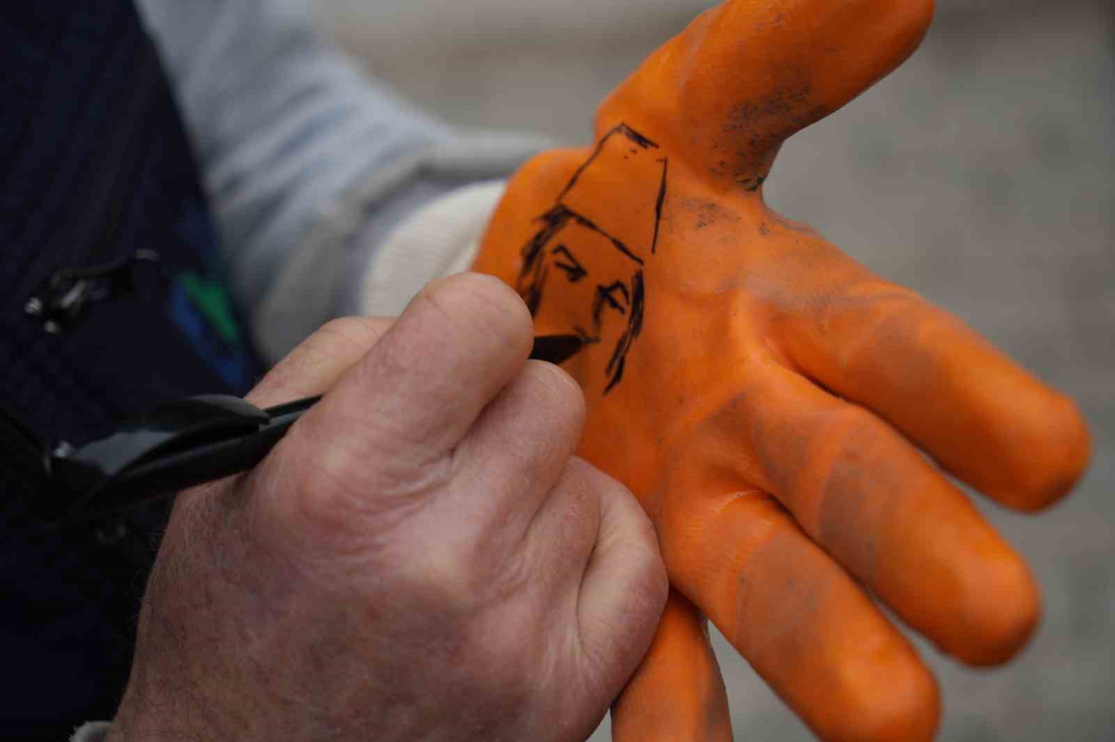 Çöpçüler Kralı’nda Kemal Sunal için mikrofon olan süpürge, onun elinde kaleme dönüştü
