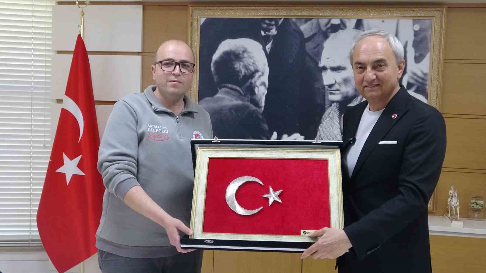 Çöpte bulduğu bayrağı alıp temizleyen ve kamyonuna asan Kepez Belediyesi çalışanına başkandan plaket
