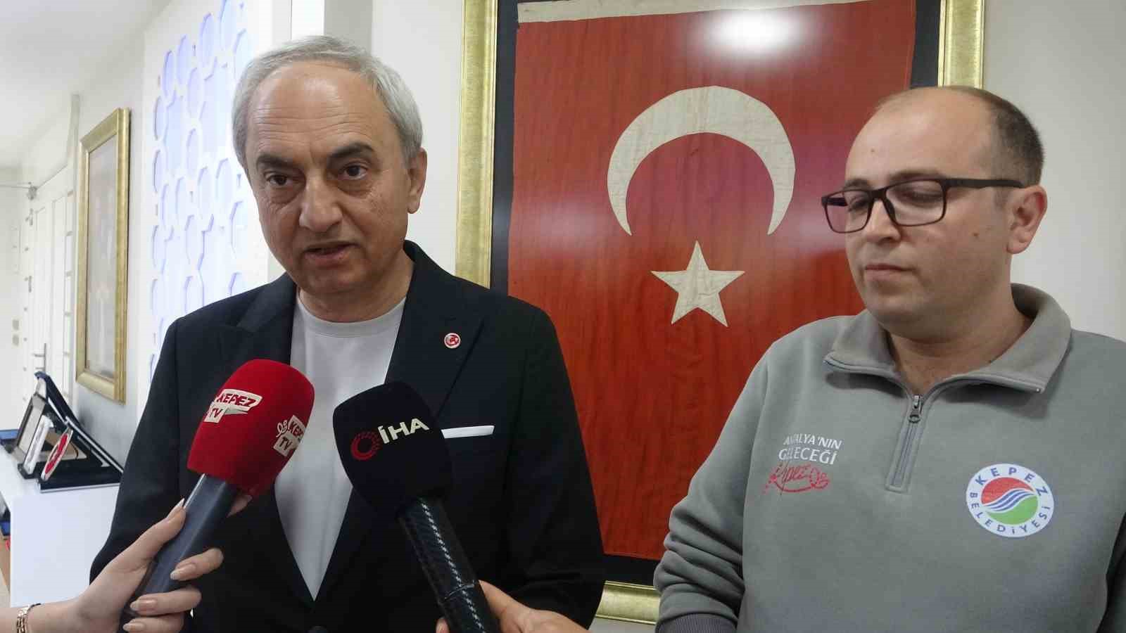 Çöpte bulduğu bayrağı alıp temizleyen ve kamyonuna asan Kepez Belediyesi çalışanına başkandan plaket
