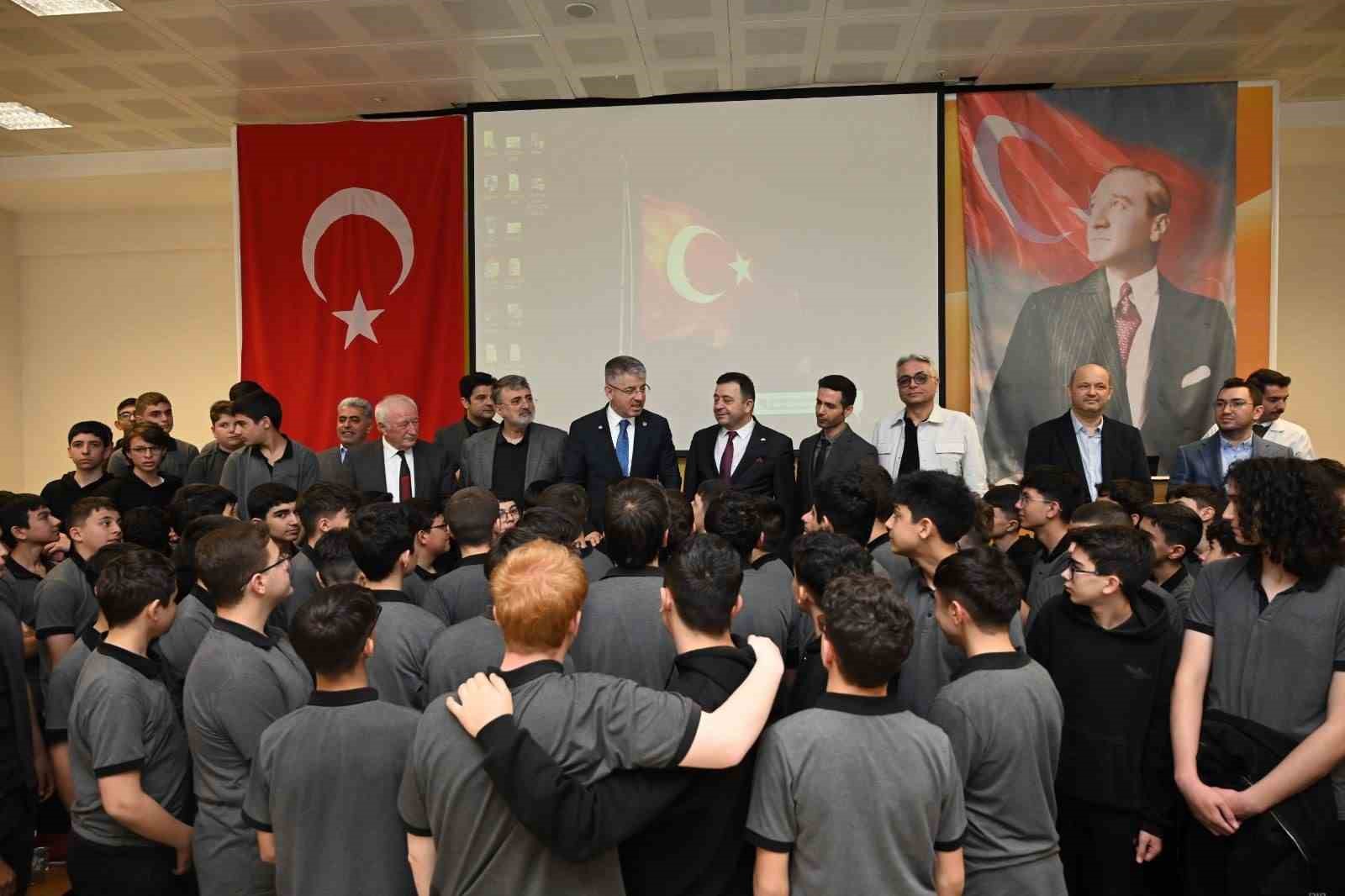 Çopuroğlu, Kariyer Günleri’nde öğrencilerle buluştu
