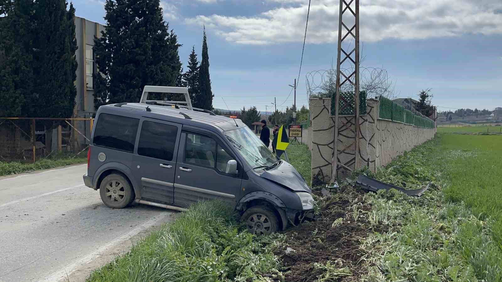 Çorlu’da aracın elektrik direğine çarptığı kaza kamerada

