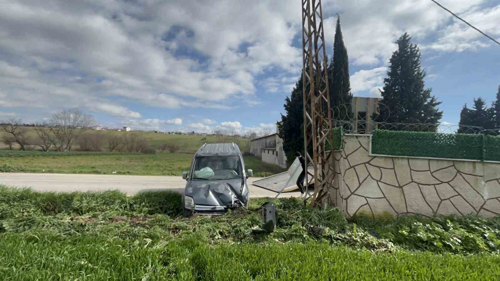 Çorlu’da aracın elektrik direğine çarptığı kaza kamerada
