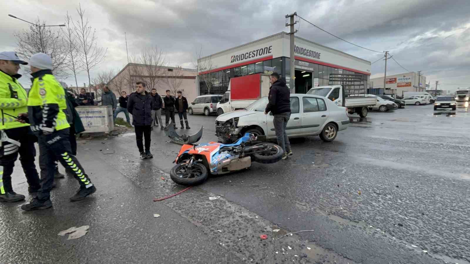 Çorlu’da otomobille çarpışan motosikletli yaralandı: Kaza anı kamerada
