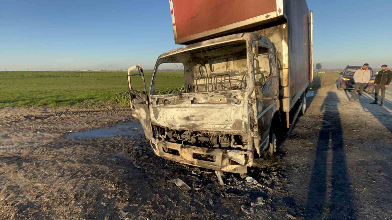 Çorlu’da yanan kamyonet demir yığınına döndü
