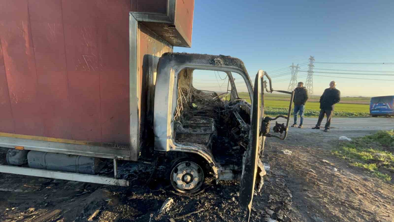 Çorlu’da yanan kamyonet demir yığınına döndü
