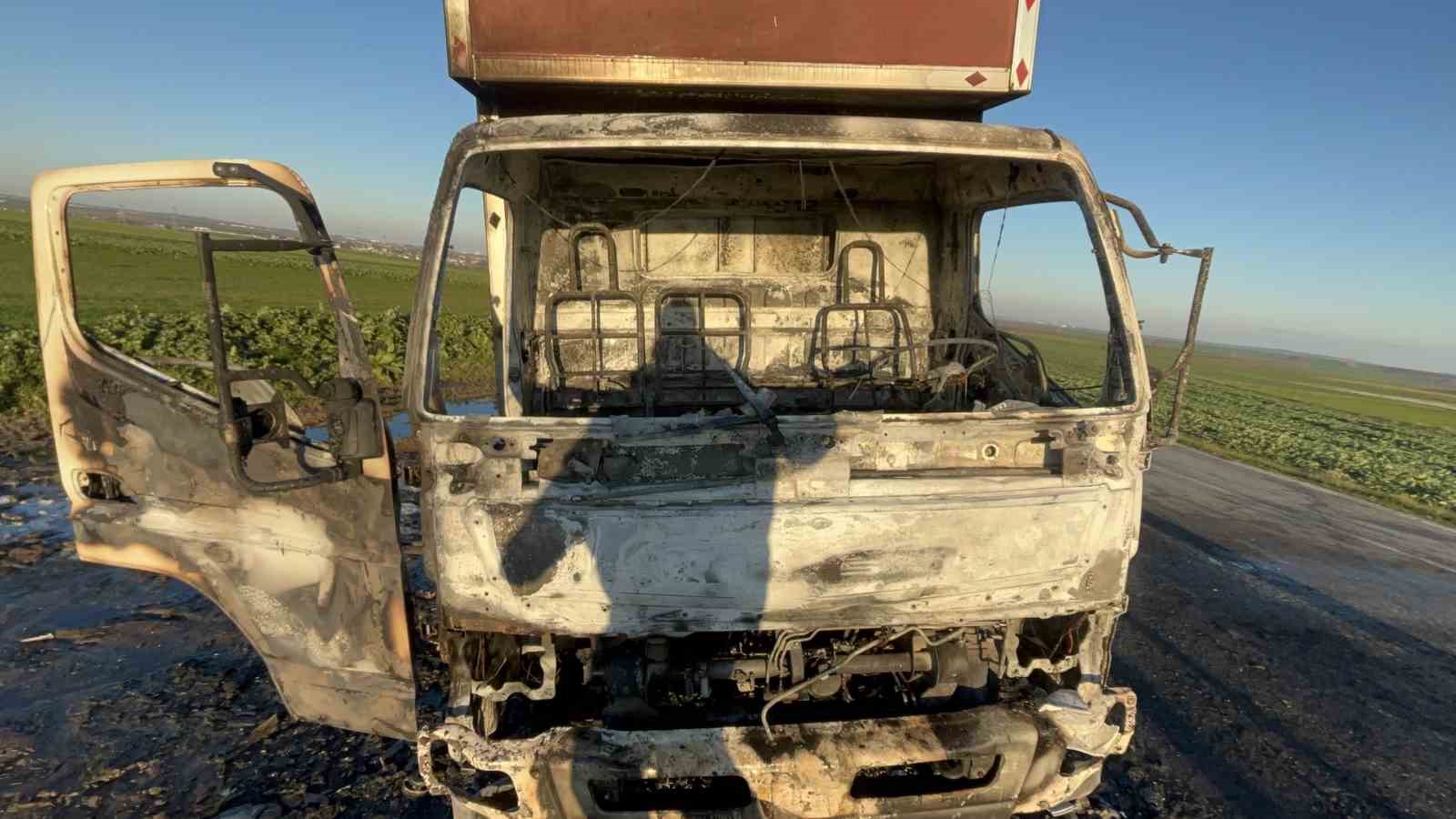 Çorlu’da yanan kamyonet demir yığınına döndü
