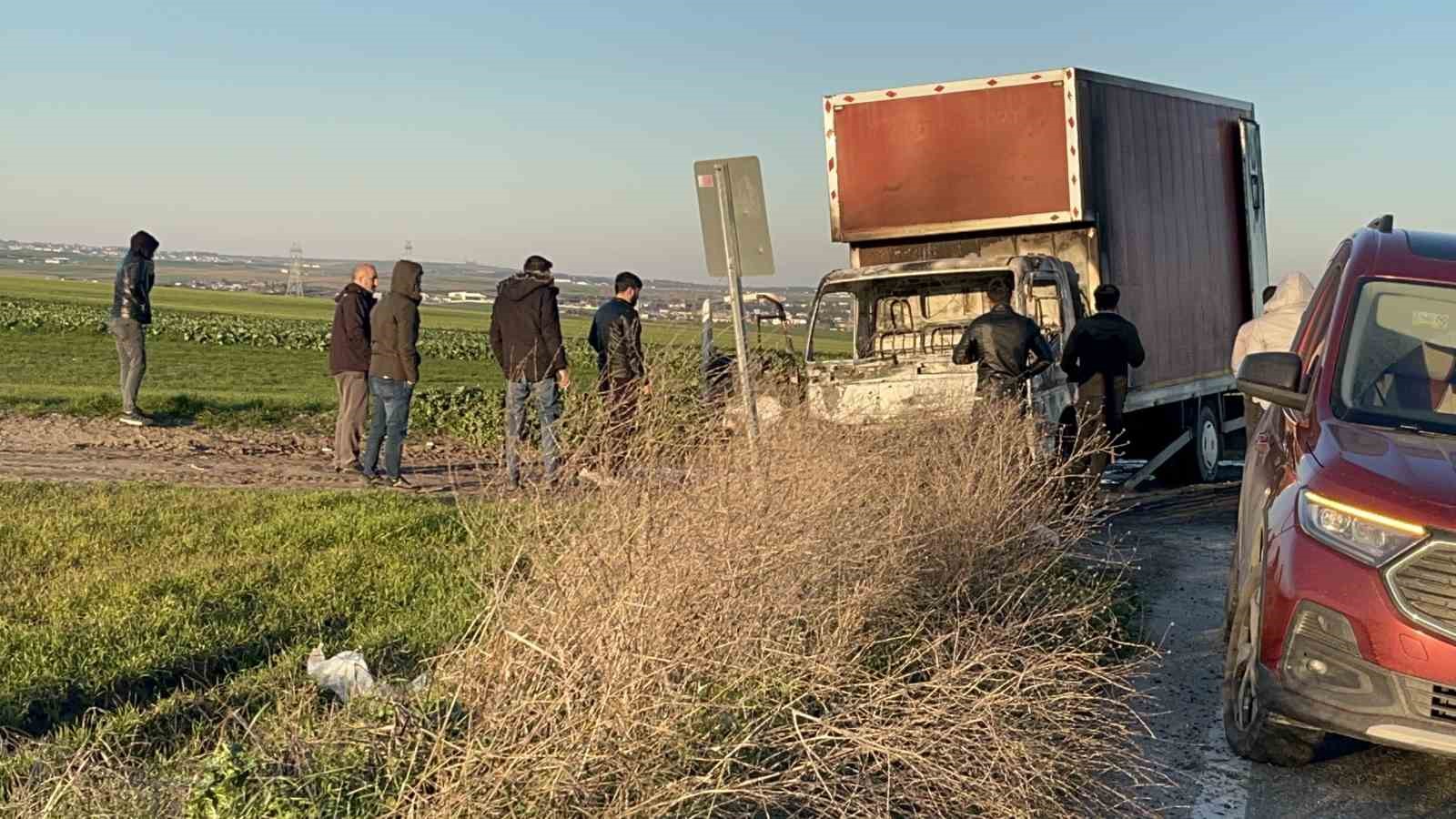 Çorlu’da yanan kamyonet demir yığınına döndü
