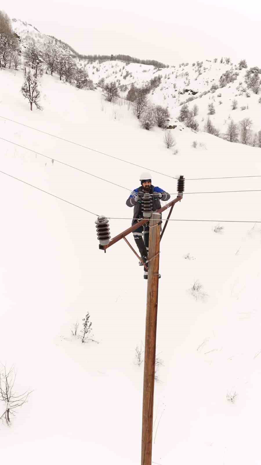 Çoruh EDAŞ, yoğun kar yağışında kesintisiz enerji için sahada
