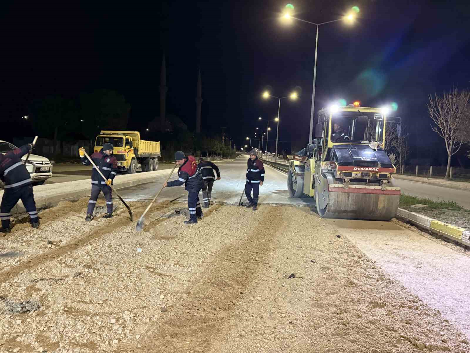 Çorum Belediyesi’nde gece mesaisi: Gece onarılan yol sabah trafiğe açıldı
